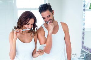 pareja-cepillandose-los-dientes