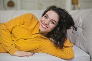 chica sonriente después de eliminar el sarro de sus dientes
